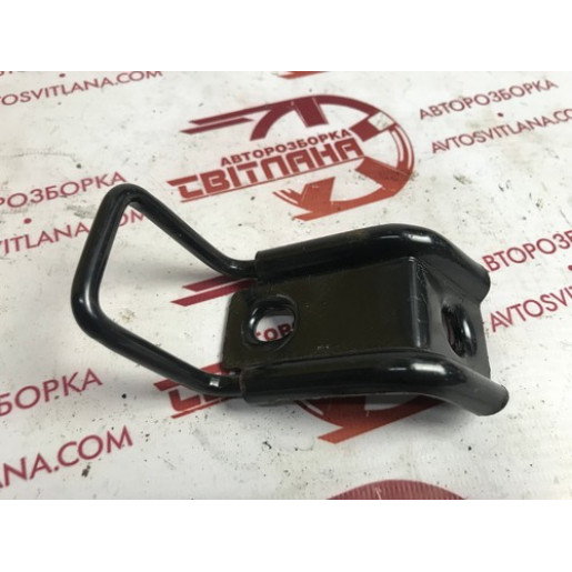 Кронштейн заднего сиденья L=R Kia Sorento 2002-2009 895913E000
